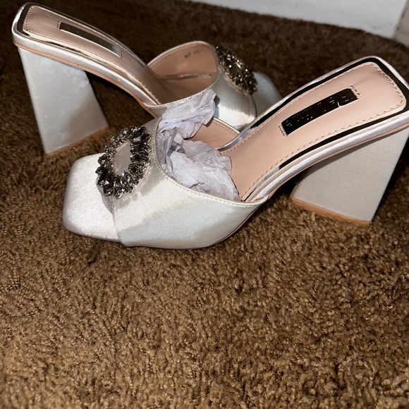 Beautiful white satin heel with rhinestone embellishment - Picture 4 of 8